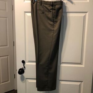 Haggar men's dress pants olive green 34 x 29 pleated front excellent condition